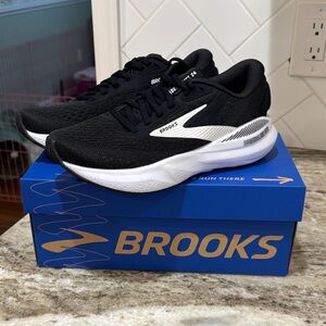 New with box never worn womens Brooke’s adrenaline GTS 24